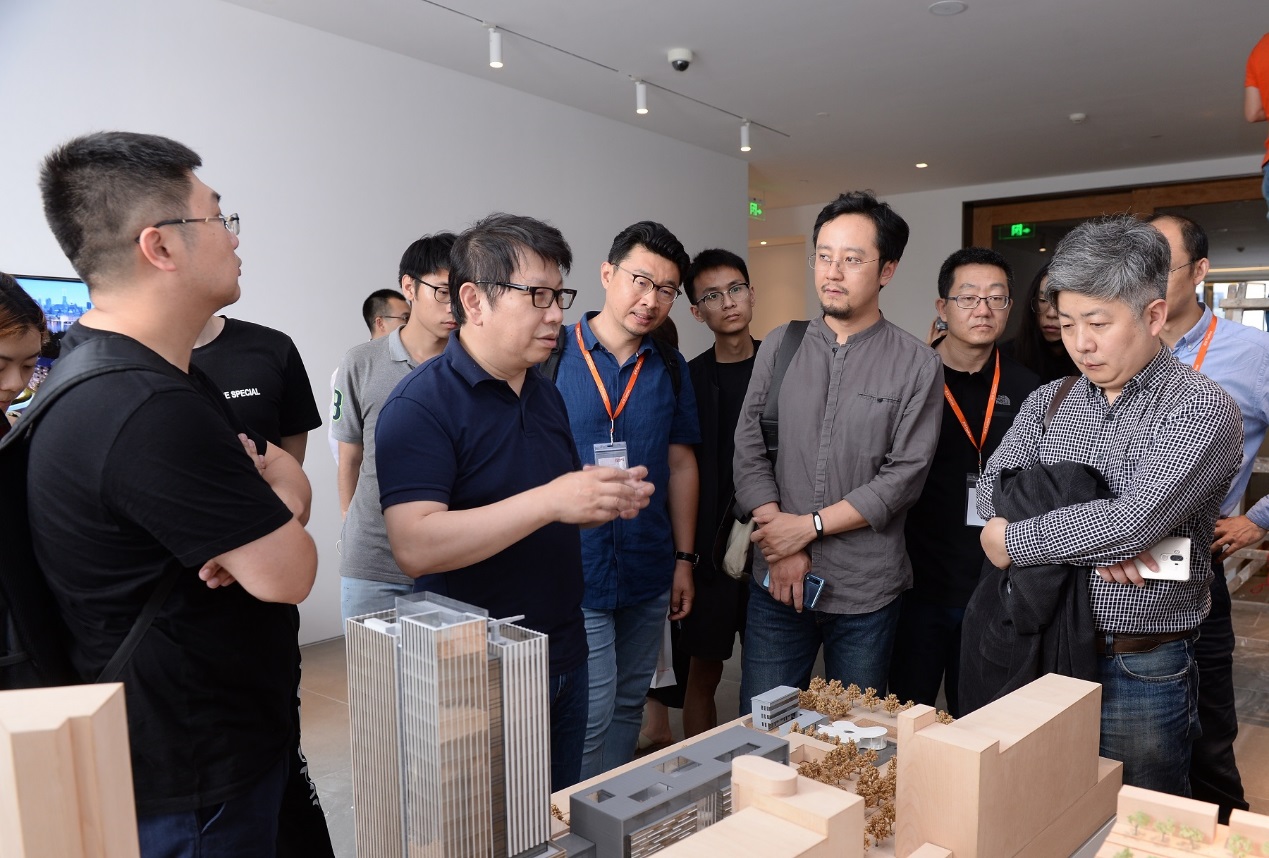 来访结合毕业设计高校师生参观伟德体育办公空间